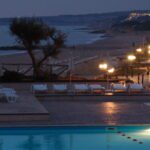 kamarina-resort-esterni-piscina notte